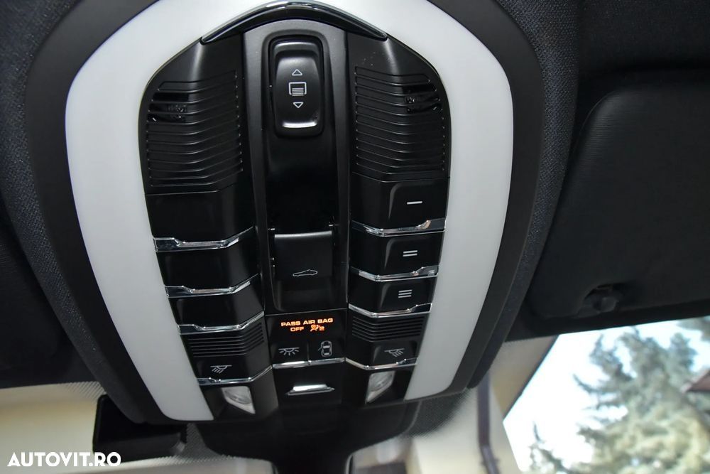 Porsche Cayenne - 40
