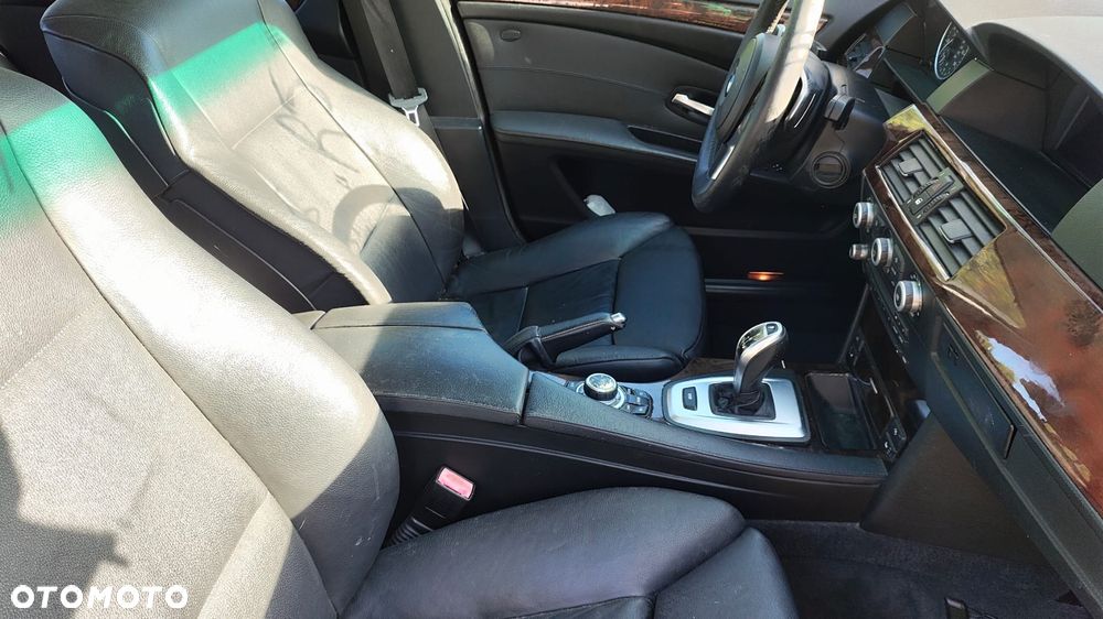 BMW Seria 5 550i - 11