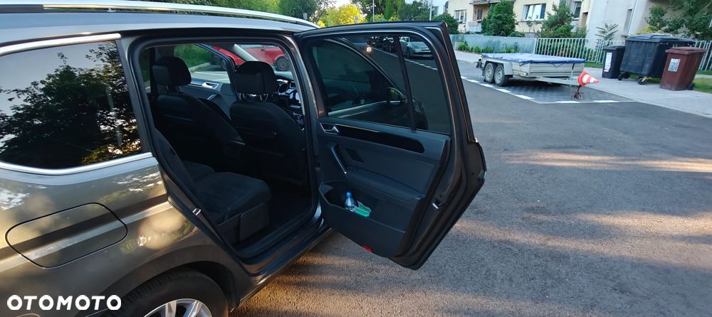 Volkswagen Touran - 11