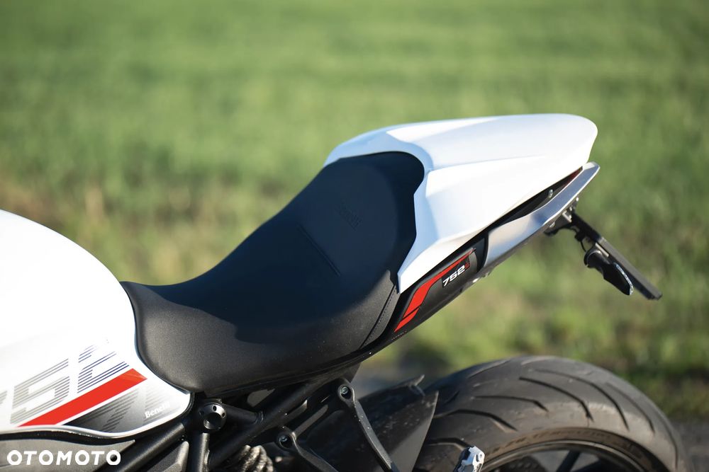 Pokrywa siedzenia Benelli 752S - 4