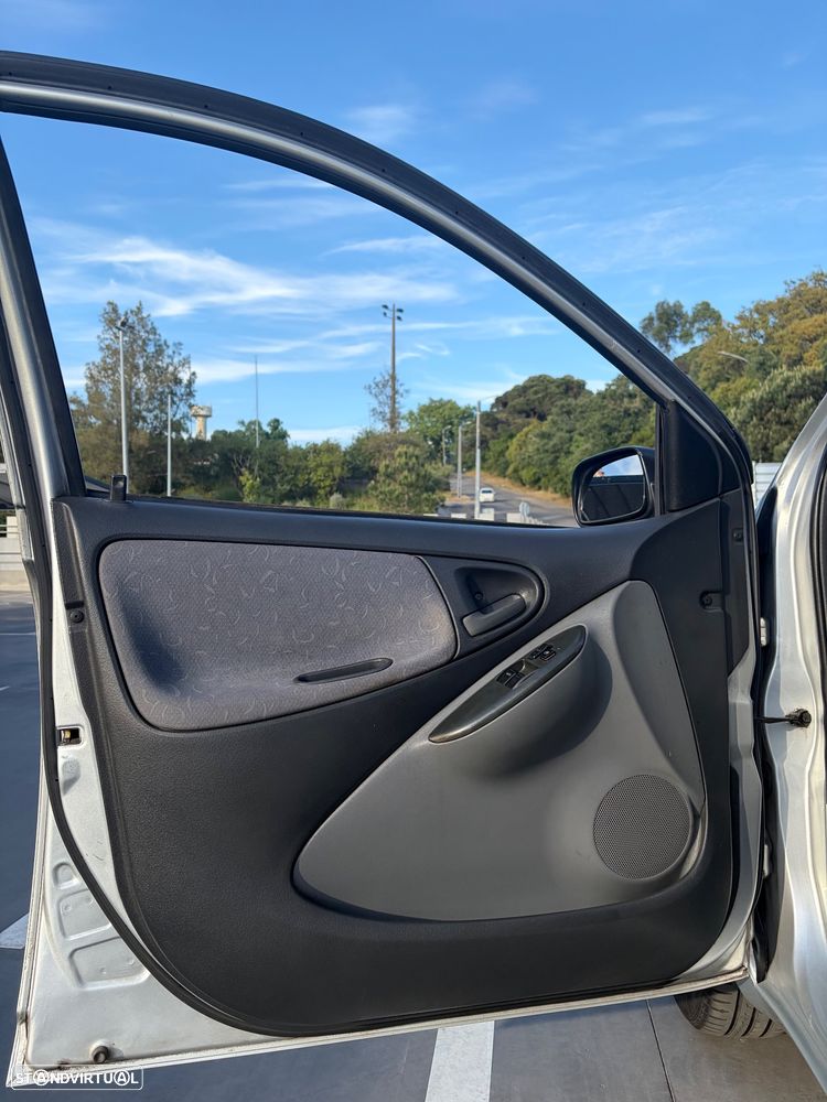 Toyota Yaris 1.0 Base C/Radio - 6