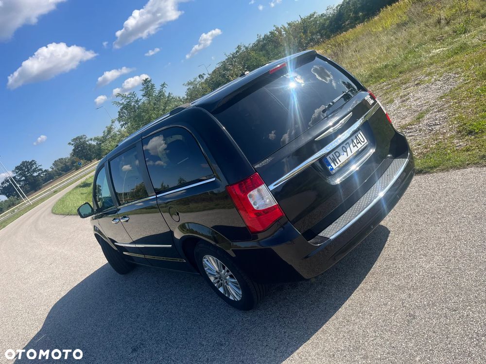 Chrysler Town & Country - 4