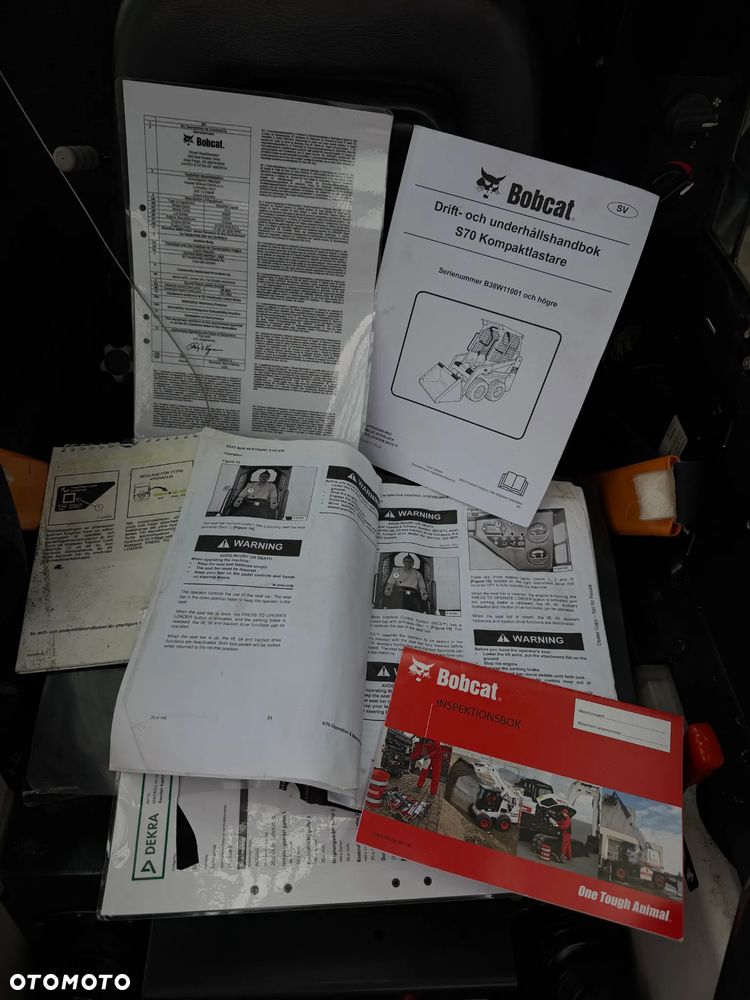 Bobcat S70 Mini-ładowarka 4x4 wózek terenowy. Łyżka widły. Kabina ogrzewana pełne szkło + drzwi ! aktualne serwisy DEKRA. Dokumentacja. silnik Kubota 3cyl. Maszyna Jak Nowa z Salonu! Pochodzi z Norweskiego Gospodarstwa! 2019 rok 715 mtg! Zero luzów i wycieków. Bardzo mocna i wydajna maszyna o małych gabarytach! Wąskie koła. Idealna do stajni. OKAZJA TANIO - 40