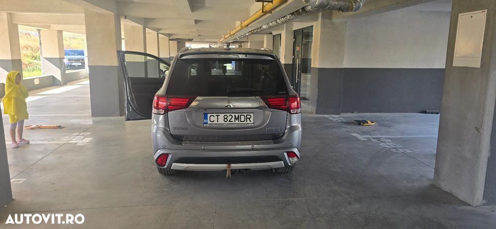 Mitsubishi Outlander - 2