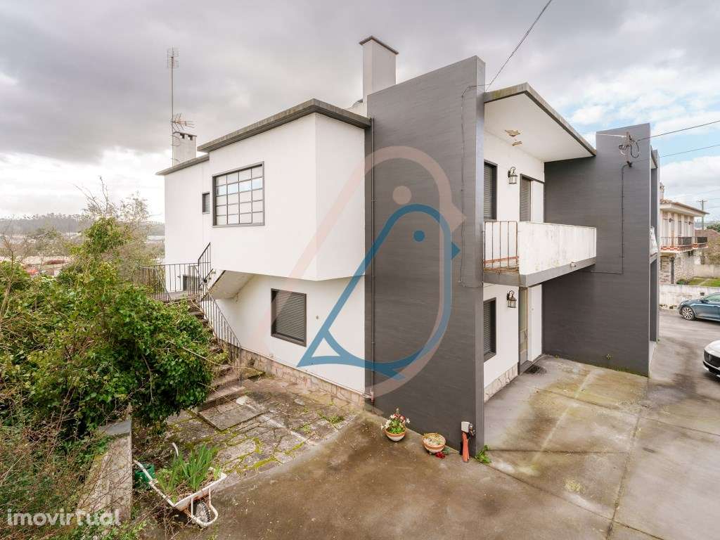 Excelente Oportunidade de Investimento: Moradia Bi-Familiar com Ter... - Grande imagem: 2/48