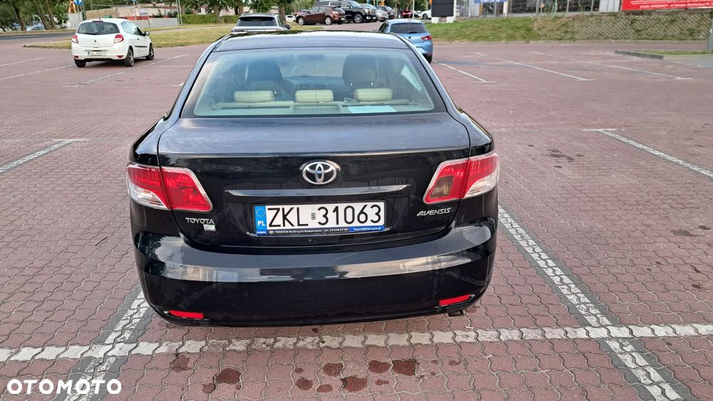Toyota Avensis 2.0 D-4D 2010 - 13