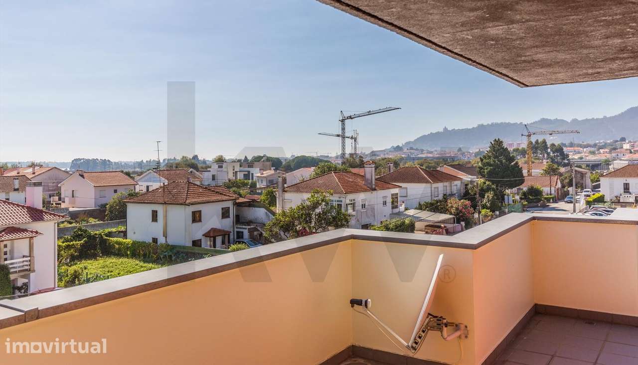 T2 com Varanda Panorâmica de 25m2 e Vista Rio & Santa Luzia | Rua de P - Grande imagem: 5/28