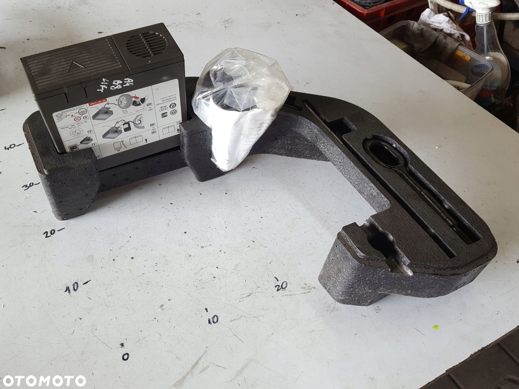 AUDI A4 B8 SEDAN POMPKA UCHO STYROPIAN BAGAŻNIKA ZESTAW NAPRAWCZY W KOŁO - 2
