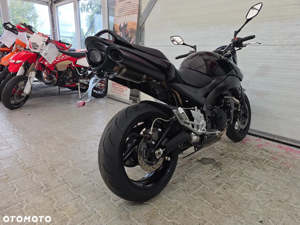 Suzuki GSR - 22