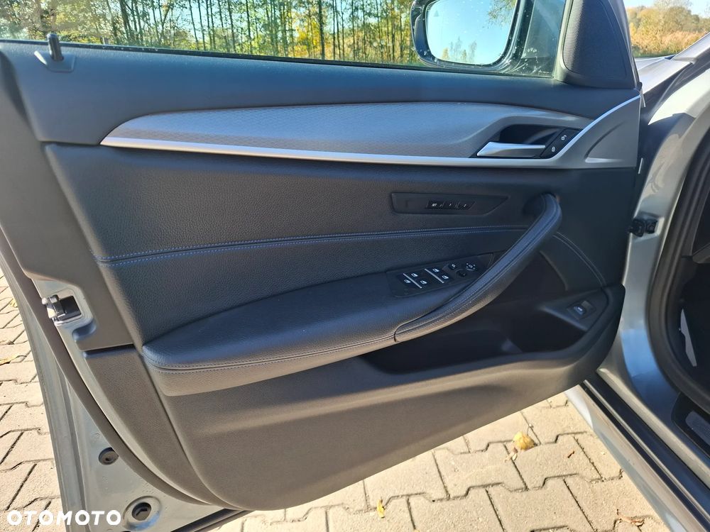 BMW Seria 5 520d xDrive M Sport Edition - 12