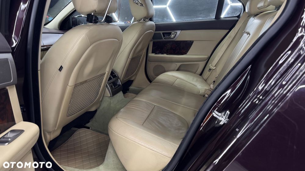 Jaguar XF 3.0 V6 D Premium Luxury - 9
