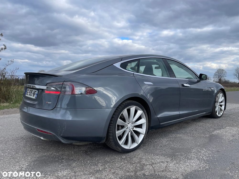 Tesla Model S - 4