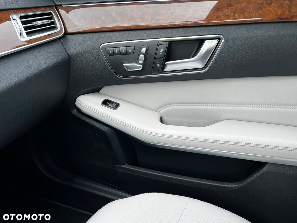 Mercedes-Benz Klasa E 250 BlueTEC 4Matic 7G-TRONIC Elegance - 15