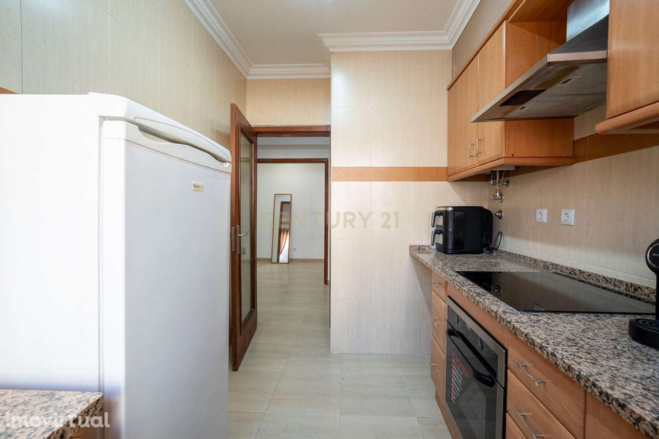 Apartamento T1 com 53,90 m² + Cave com igual área | Elevado potencial - Grande imagem: 4/28