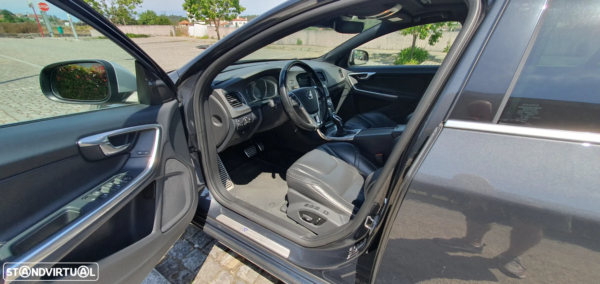 Volvo V60 2.4 D6 R-Design Mom.AWD Phev - 16
