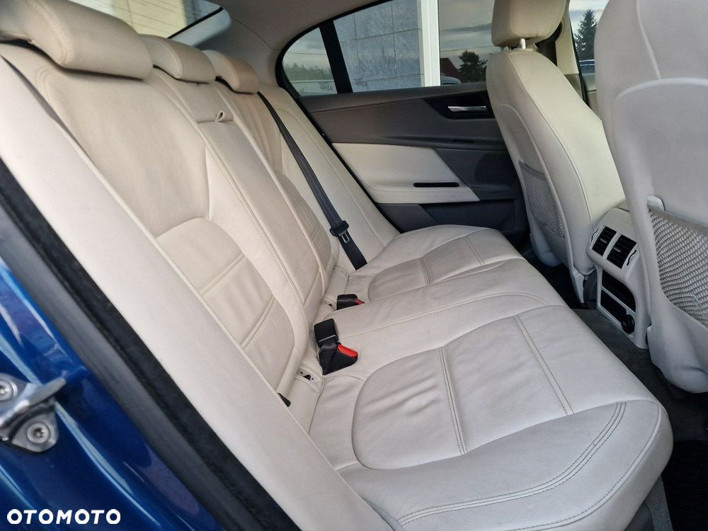 Jaguar XE 20d Prestige - 21