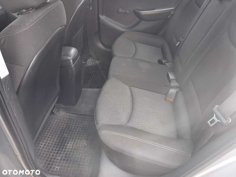 Hyundai Elantra - 4