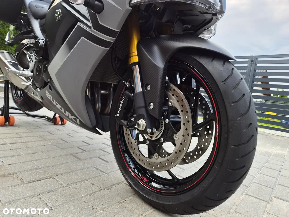 Suzuki GSX - 17