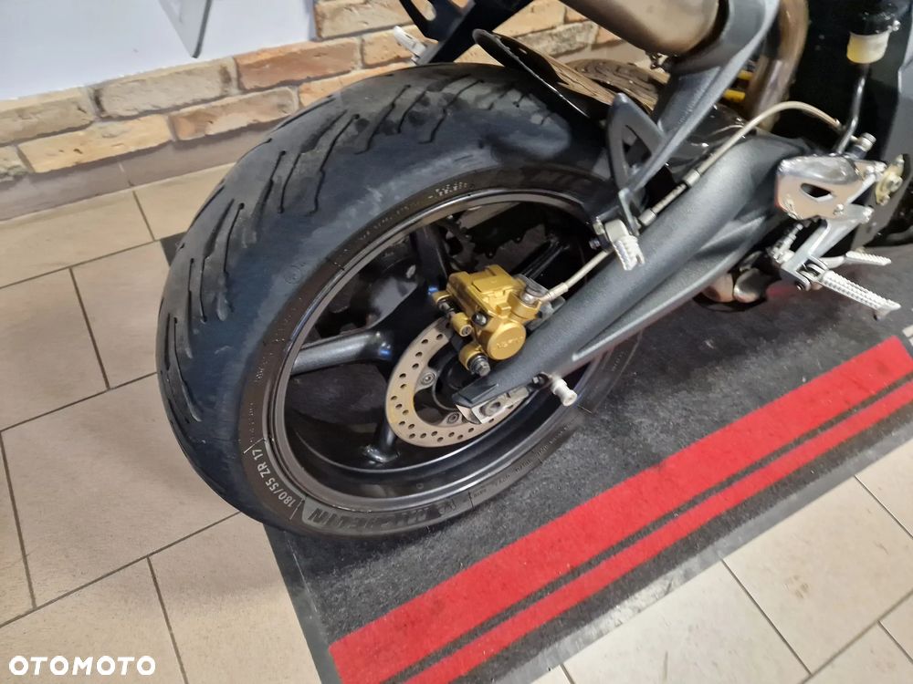 Triumph Street Triple - 32
