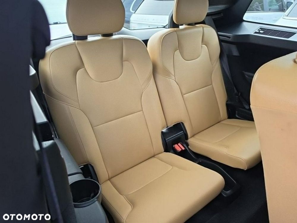 Volvo XC 90 - 9