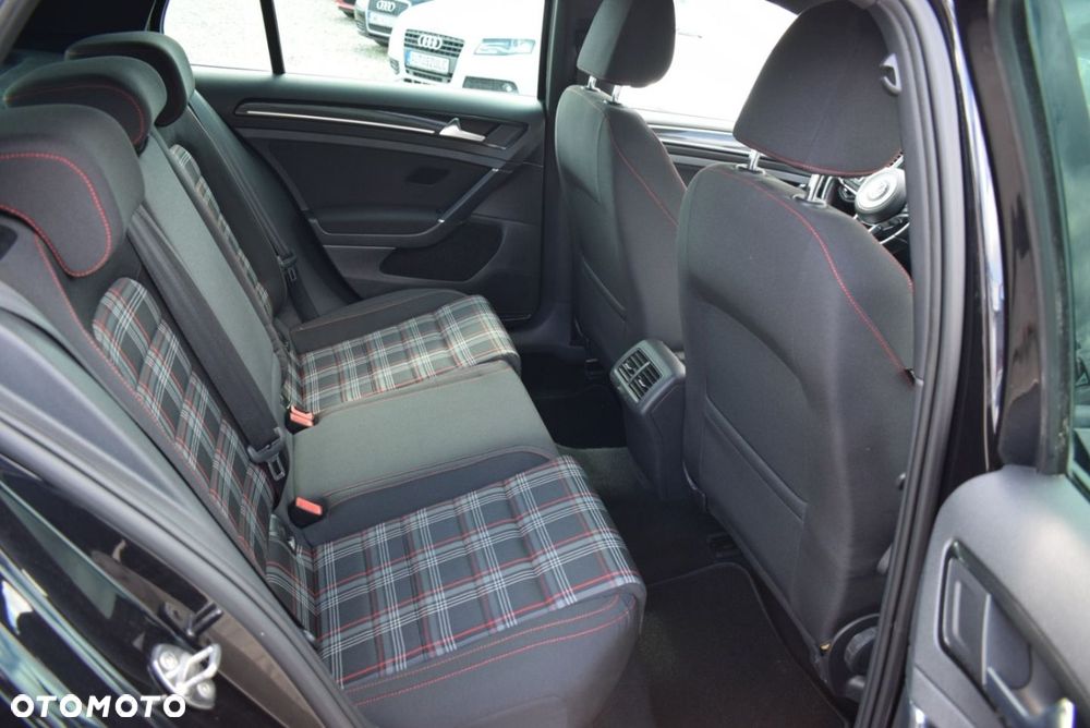 Volkswagen Golf - 24