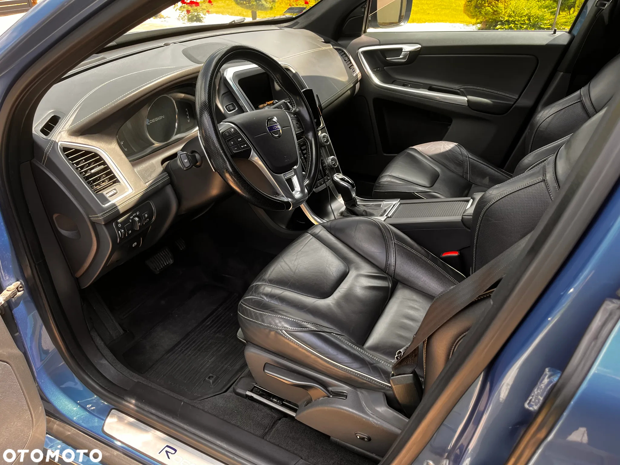 Volvo XC 60 D5 AWD R-Design Momentum - 8