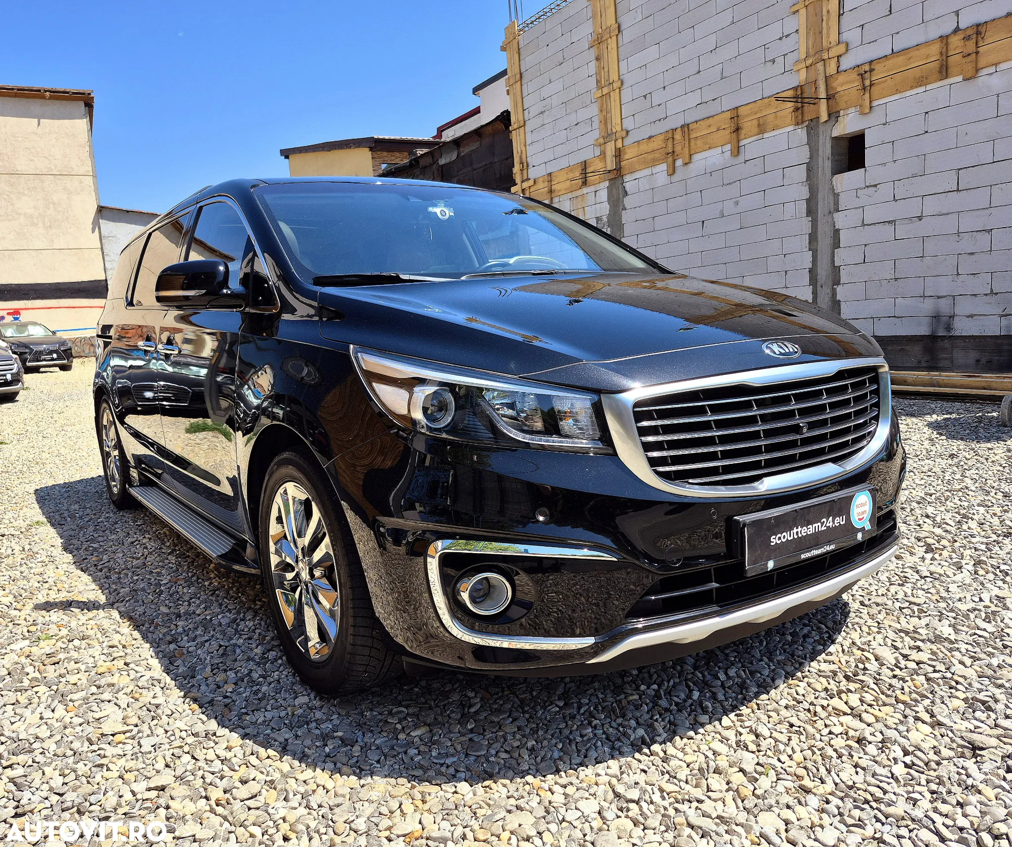 Kia Carnival - 2