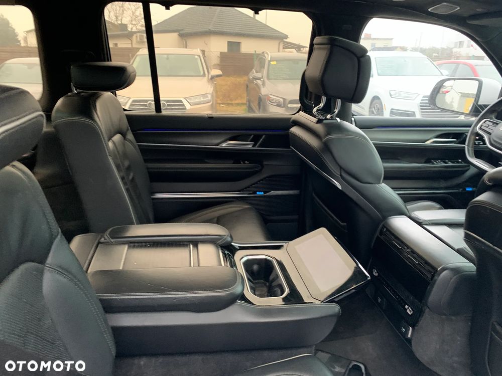 Jeep Grand Wagoneer - 21