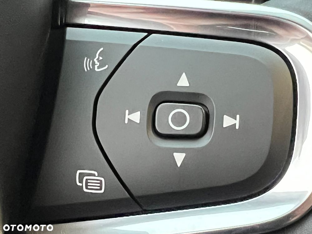 Volvo XC 40 B4 AWD Ultimate Dark - 24