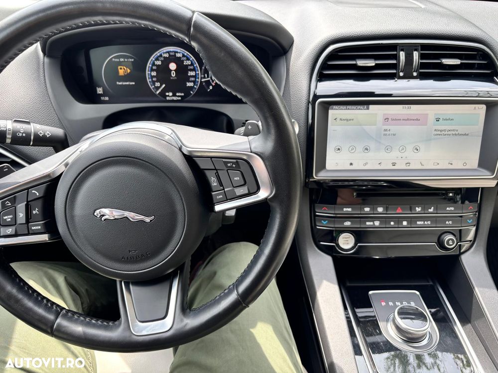 Jaguar F-Pace 25d AWD Prestige - 12