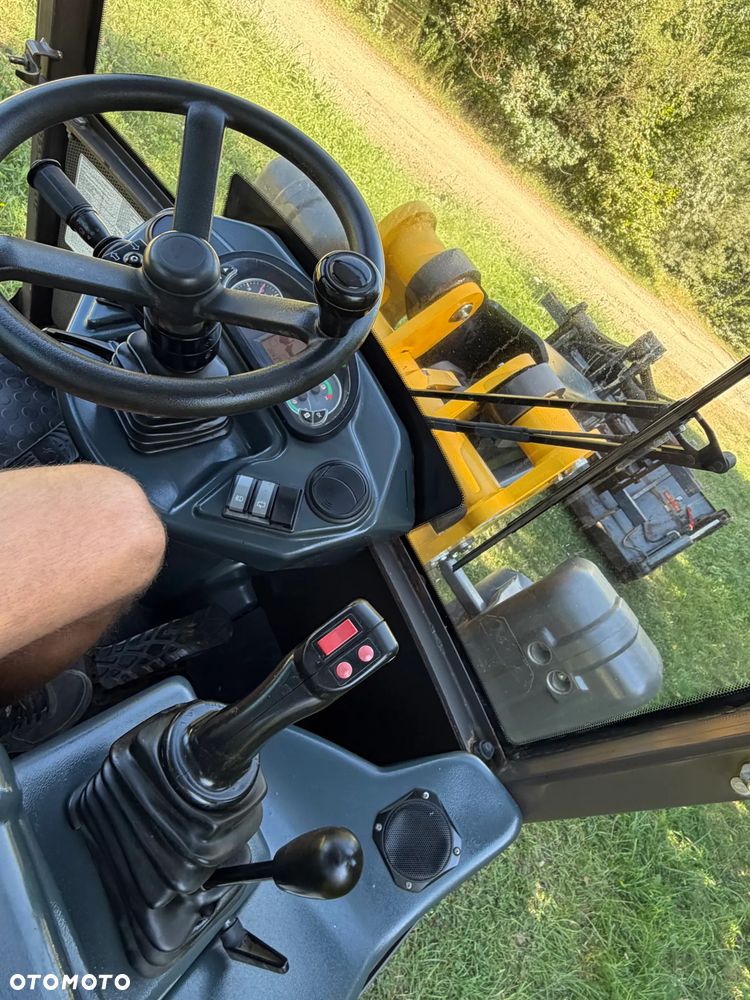 Mecalac AX1000 Ładowarka kołowa łamana 6,5 tony. Udźwig około 3 tony. 2017 rok.  Jak Nowa! Oryginał łyżka KROKODYL otwierana i widły. Mocny silnik DEUTZ 4 cylindry DEUTZ. Zero luzów i wycieków. Aktualne Badania DEKRA BMWT. Wielka Okazja. Maszyna jak nowa z Salonu. 2900 mtg. Pochodzi z Norweskiego urzędu gminy. Dodatkowe linie Hydrauliczne. Szybka wolna Jazda Rewers Hydrostatic. Wersja Norweska Mocne doświetlenie dodatkowe grzanie. kabina Ogrzewana wentylowana! Zmiana Osprzętu Hydrauliczna! pełne sterowanie z dżojstika! Podzespoły pompy suche, czytelne tabliczki! OKAZJA - 27