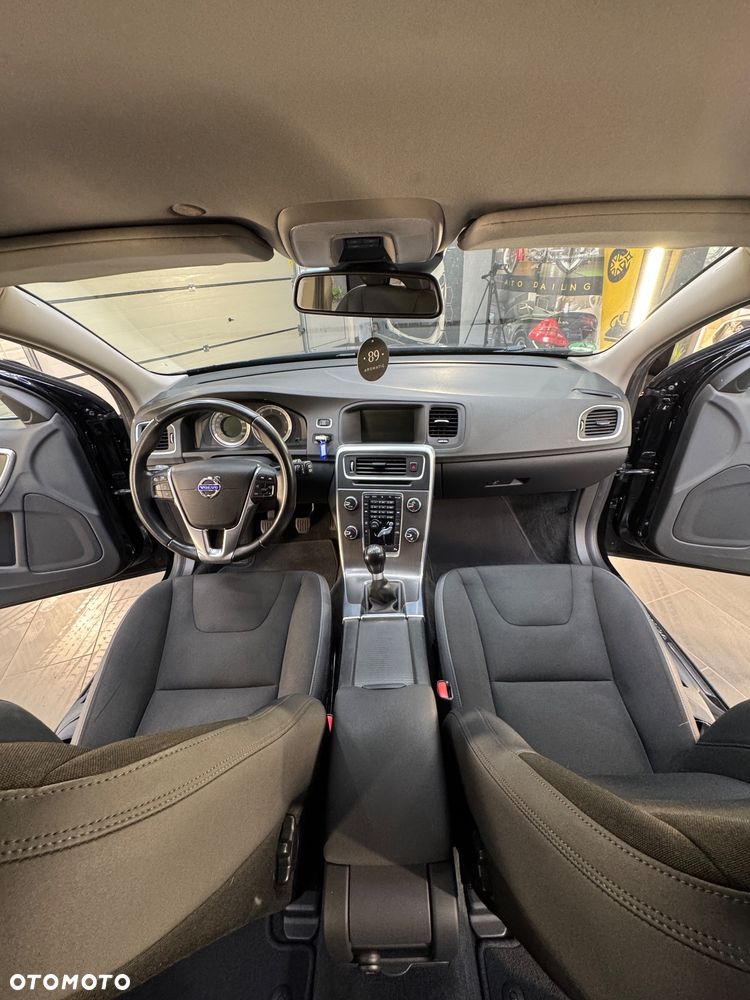 Volvo V60 D4 Momentum - 33