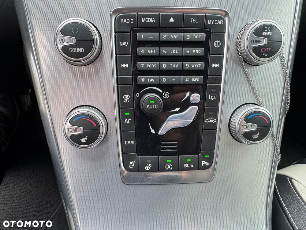 Volvo XC 60 T6 AWD Geartronic RDesign - 13