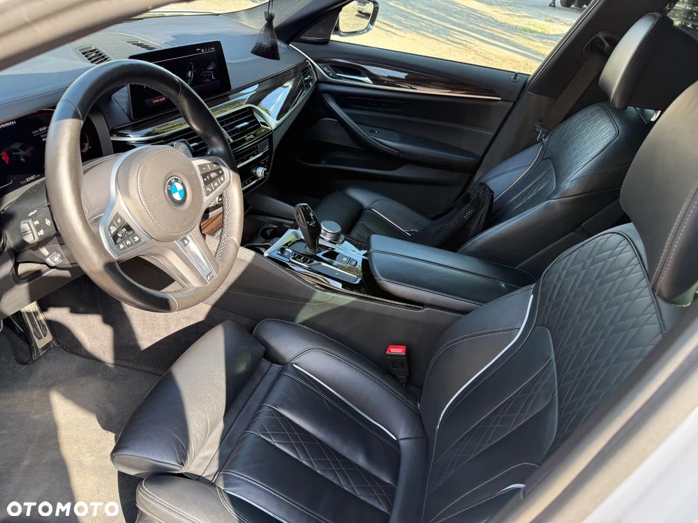 BMW Seria 5 M550i xDrive - 18