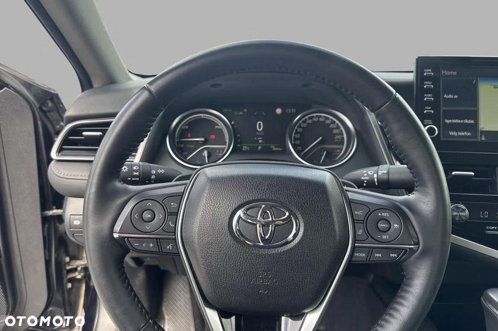 Toyota Camry Luxury - 18