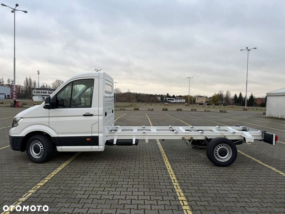 Volkswagen Crafter Crafter 35 Podwozie z pojedynczą kabiną silnik: 2,0 l EURO VI SCR 163 KM / skrzynia biegów: Przedni napęd automatyczna 8-biegowa rozstaw osi: 4490 mm - 8