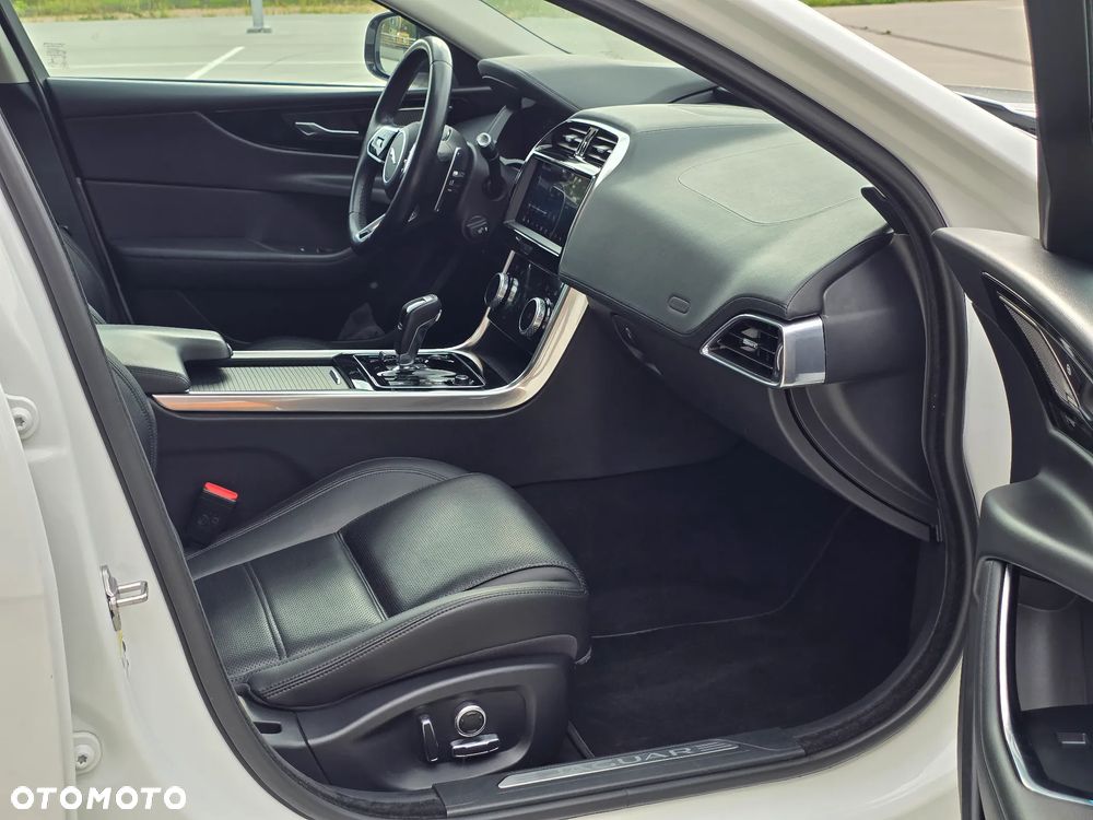 Jaguar XE 2.0 D180 R-Dynamic S - 10