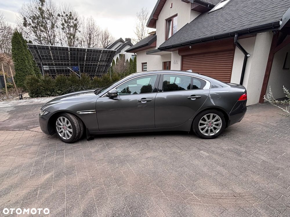 Jaguar XE 2.0 D Portfolio - 4