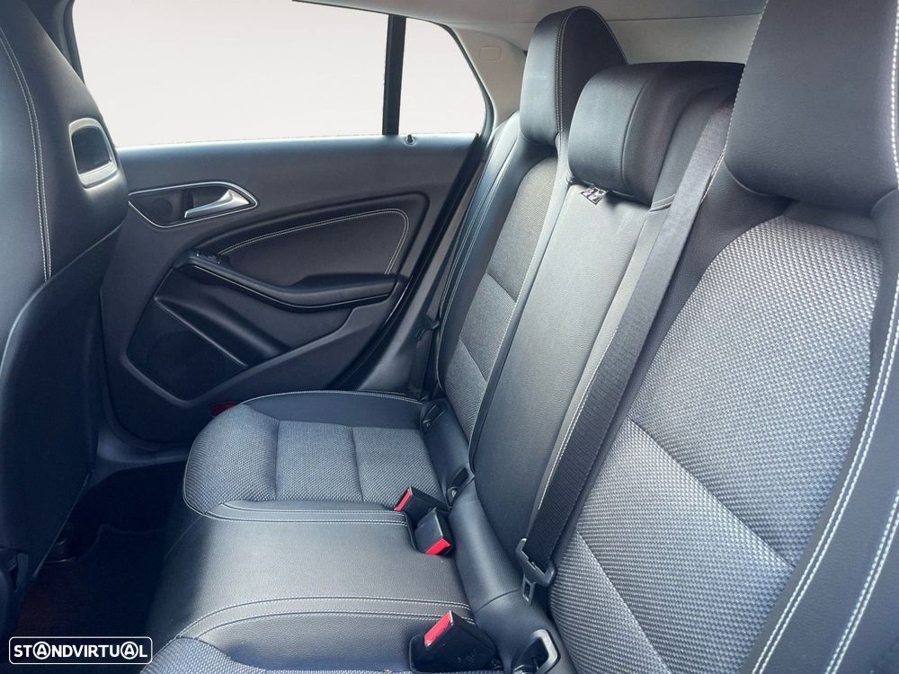 Mercedes-Benz CLA 180 d Shooting Brake AMG Line - 13
