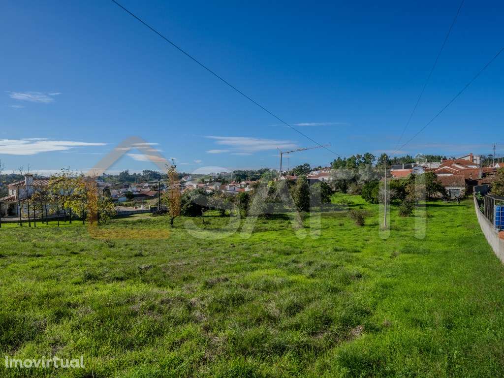 Prédio urbano com moradia para reconstrução, implantado num terreno... - Grande imagem: 4/21