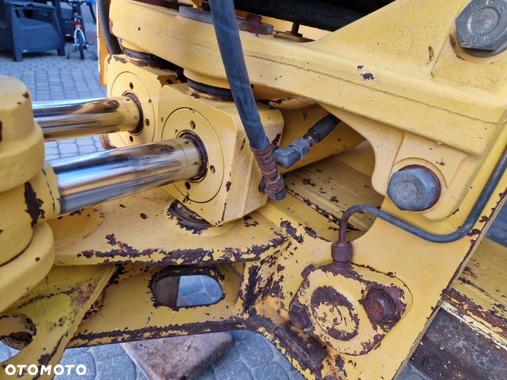 Komatsu WB 93R - 12