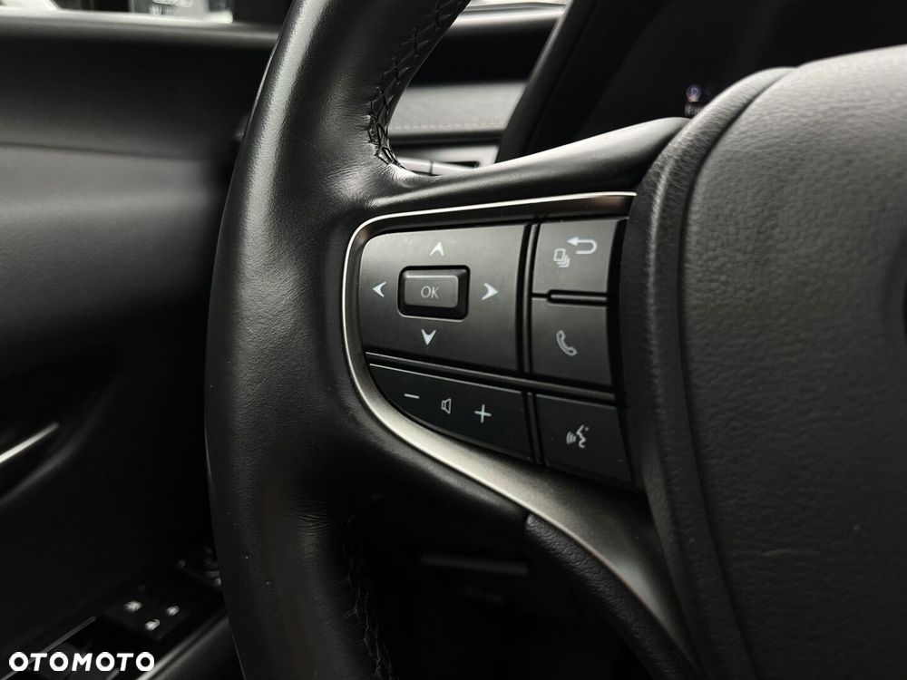 Lexus UX 2023