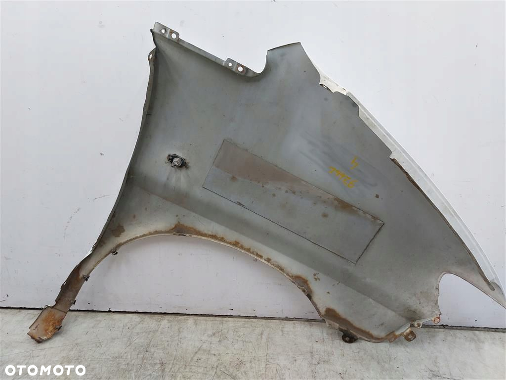 Błotnik przedni lewy Hyundai H200  1997-2000R BIAŁY ŁADNY - 4