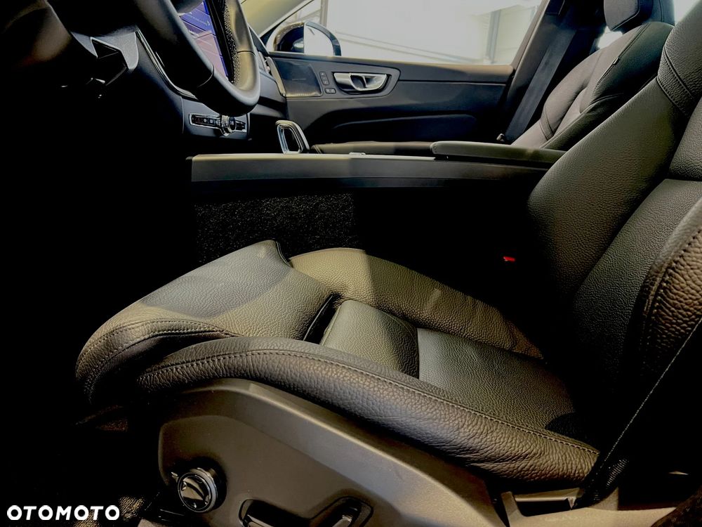 Volvo XC 60 B5 B AWD Plus Dark - 18