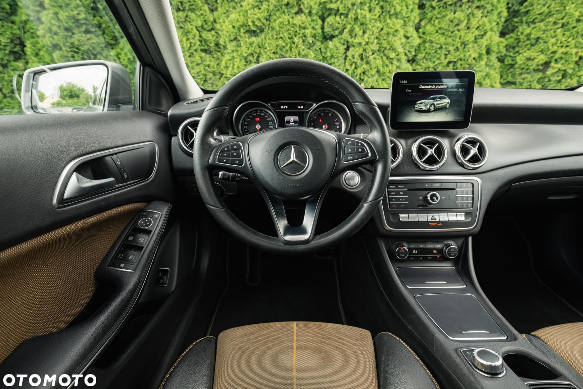 Mercedes-Benz GLA - 11