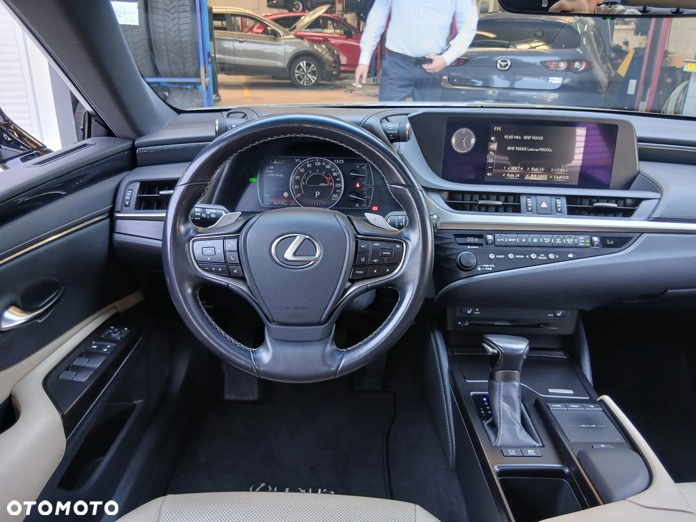 Lexus ES 300h Business Edition - 7