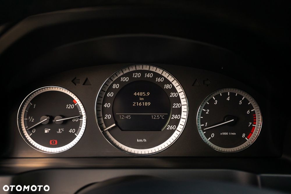 Mercedes-Benz Klasa C 180 BlueEFFICIENCY Elegance - 24