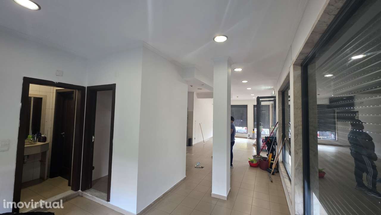 ESPAÇO COMERCIAL  com 7 montras, estacionamento facil em bairro calmo - Grande imagem: 4/13