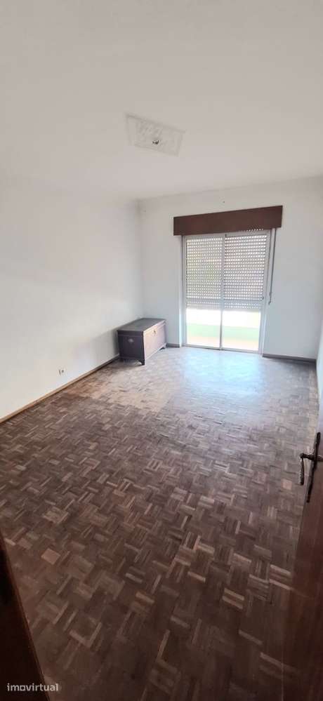 MORADIA PARA REABILITAÇÃO TOTAL | 2 APARTAMENTOS T3 | TERRENO 1.080 m² - Grande imagem: 3/37