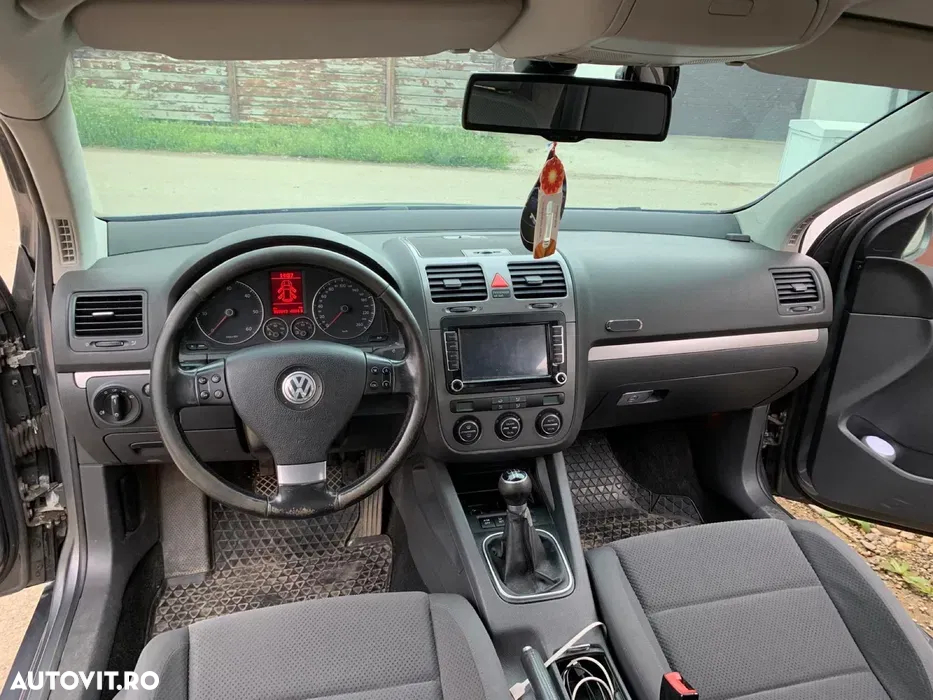 Volkswagen Golf - 6